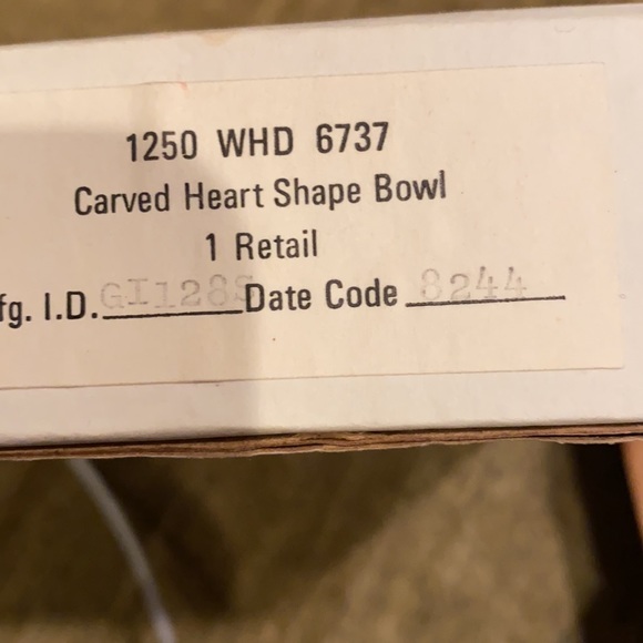 ~Crowning Touch~ Vintage Carved Heart Shaped Bowl - Picture 5 of 5